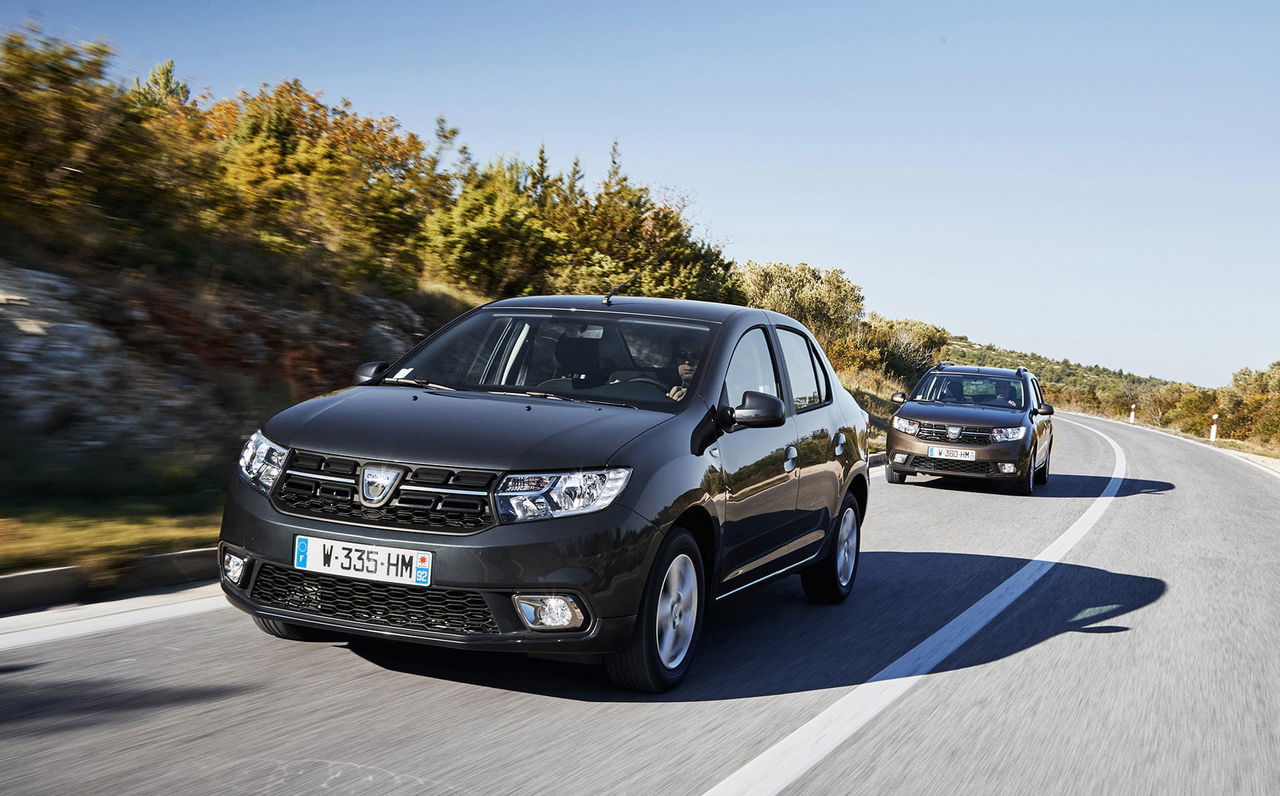 Dacia Logan mostrando su diseño frontal y lateral en movimiento.