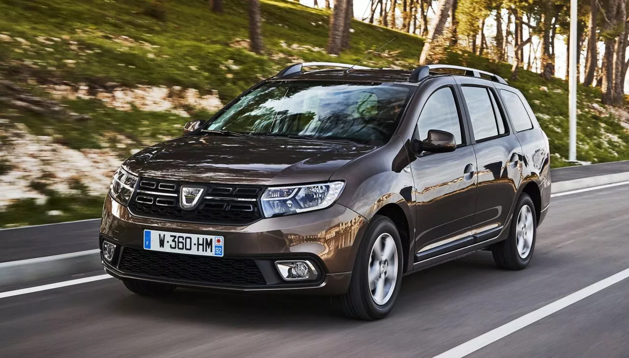 Imagen del Dacia Logan mostrando su frontal y perfil con diseño actualizado.