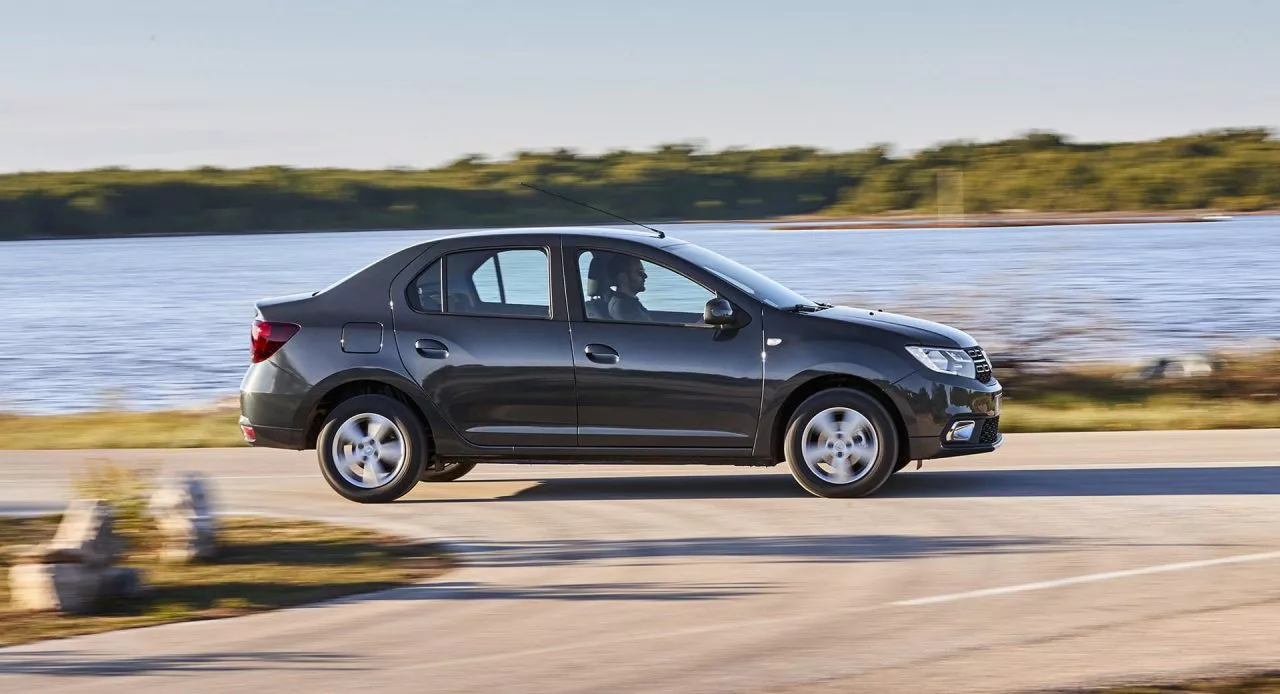 Vista lateral del Dacia Logan mostrando su diseño compacto y líneas aerodinámicas.