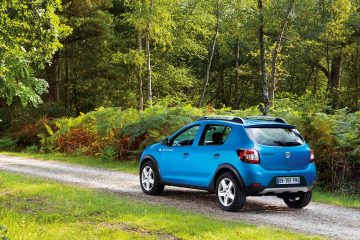 Vista lateral y trasera del Dacia Sandero Stepway destacando su diseño robusto y funcional.