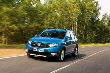 Vista delantera y lateral del Dacia Sandero Stepway en movimiento.