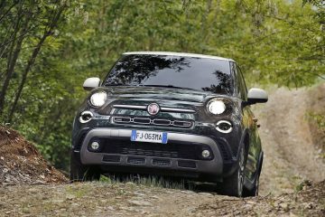 Vista frontal del Fiat 500L en movimiento por un camino de tierra.