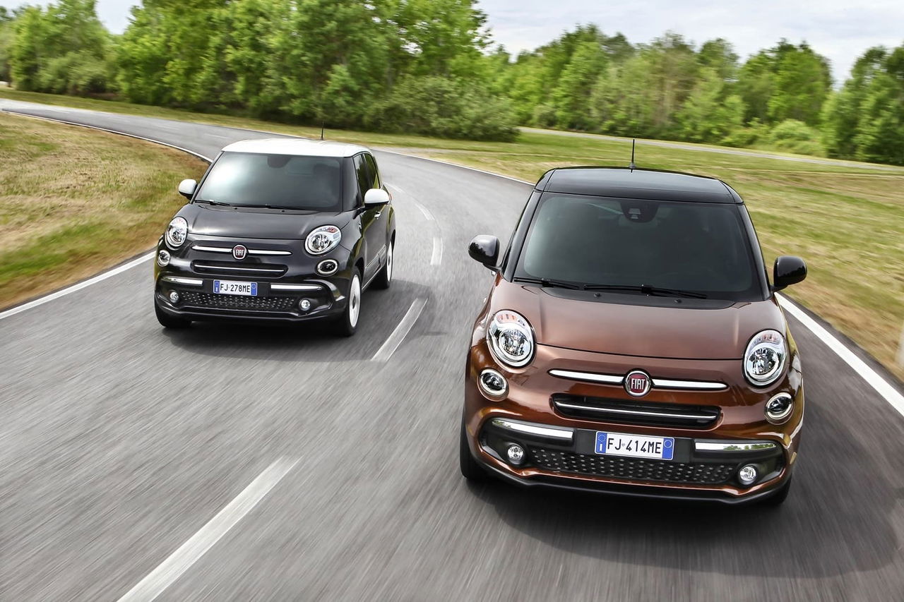 Vista frontal y lateral de dos Fiat 500L circulando en carretera.