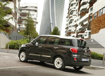 Vista lateral del Fiat 500L aparcado en un entorno urbano.