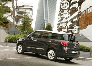 Vista lateral del Fiat 500L aparcado en un entorno urbano.