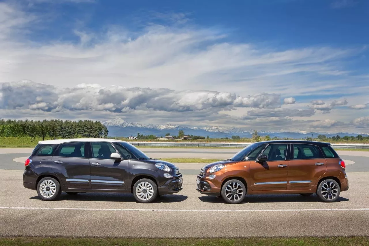 Dos Fiat 500L en perfil, demuestran su compacto diseño urbano.