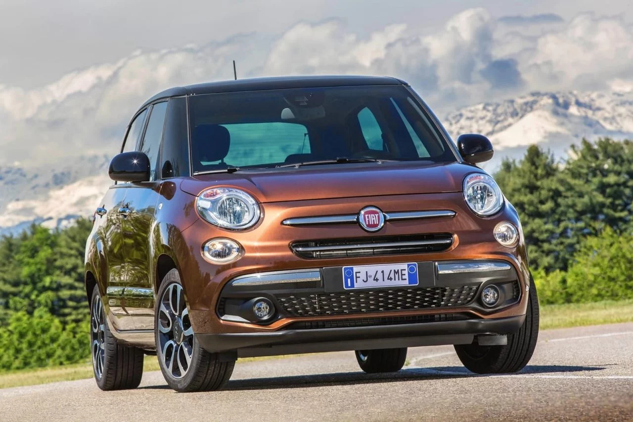 El Fiat 500L combina estilo y practicidad en esta toma.