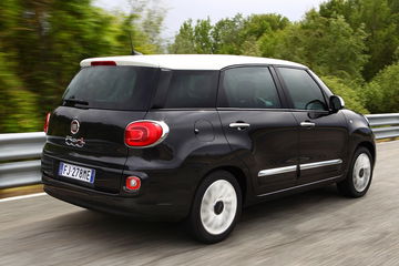 Vista lateral en movimiento del Fiat 500L, mostrando su diseño exterior.