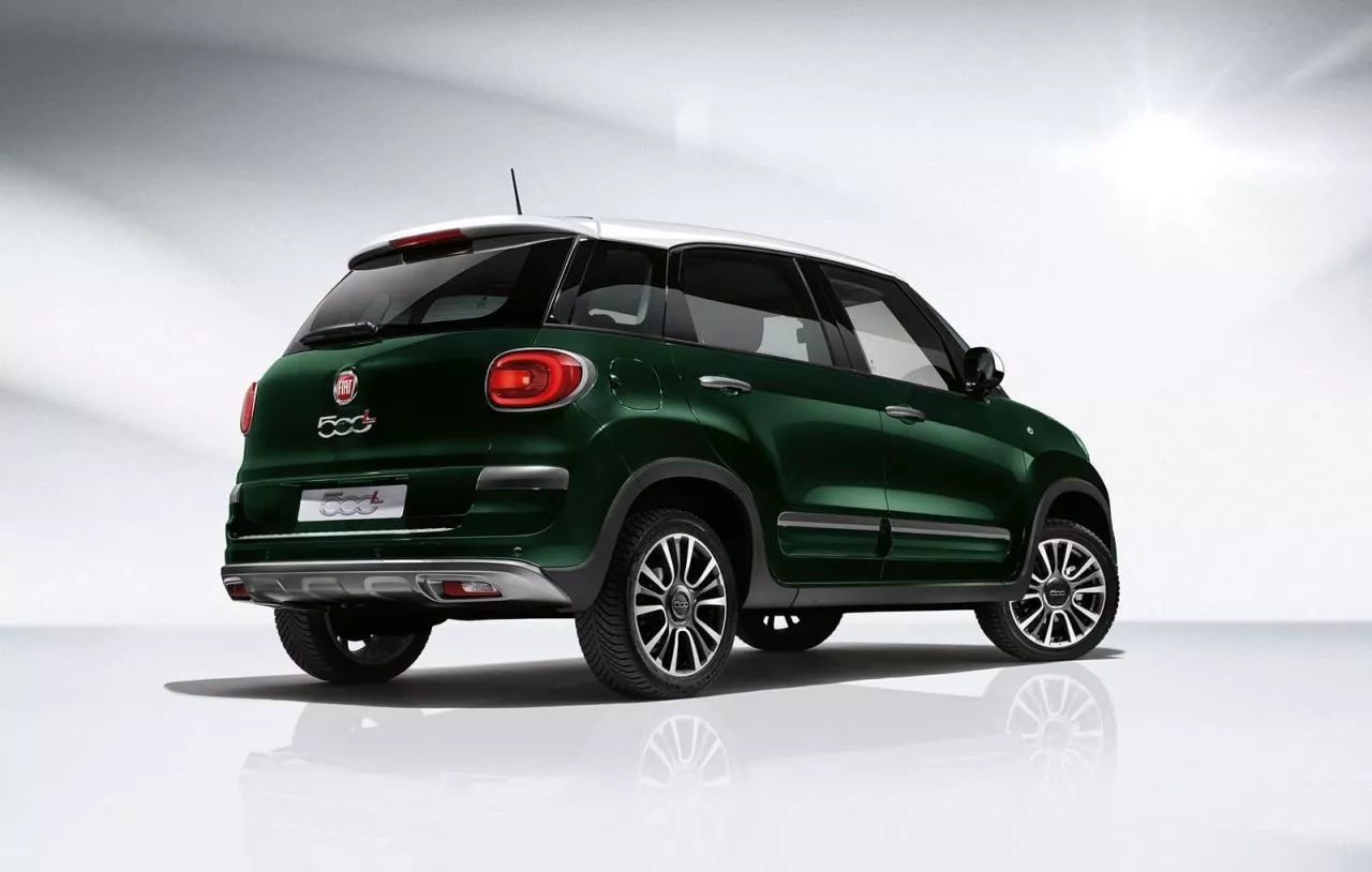 Vista trasera y lateral del Fiat 500L mostrando su diseño compacto.