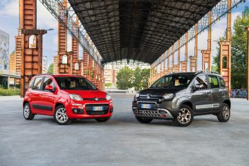Dos Fiat Panda mostrando su diseño frontal y lateral en entorno urbano
