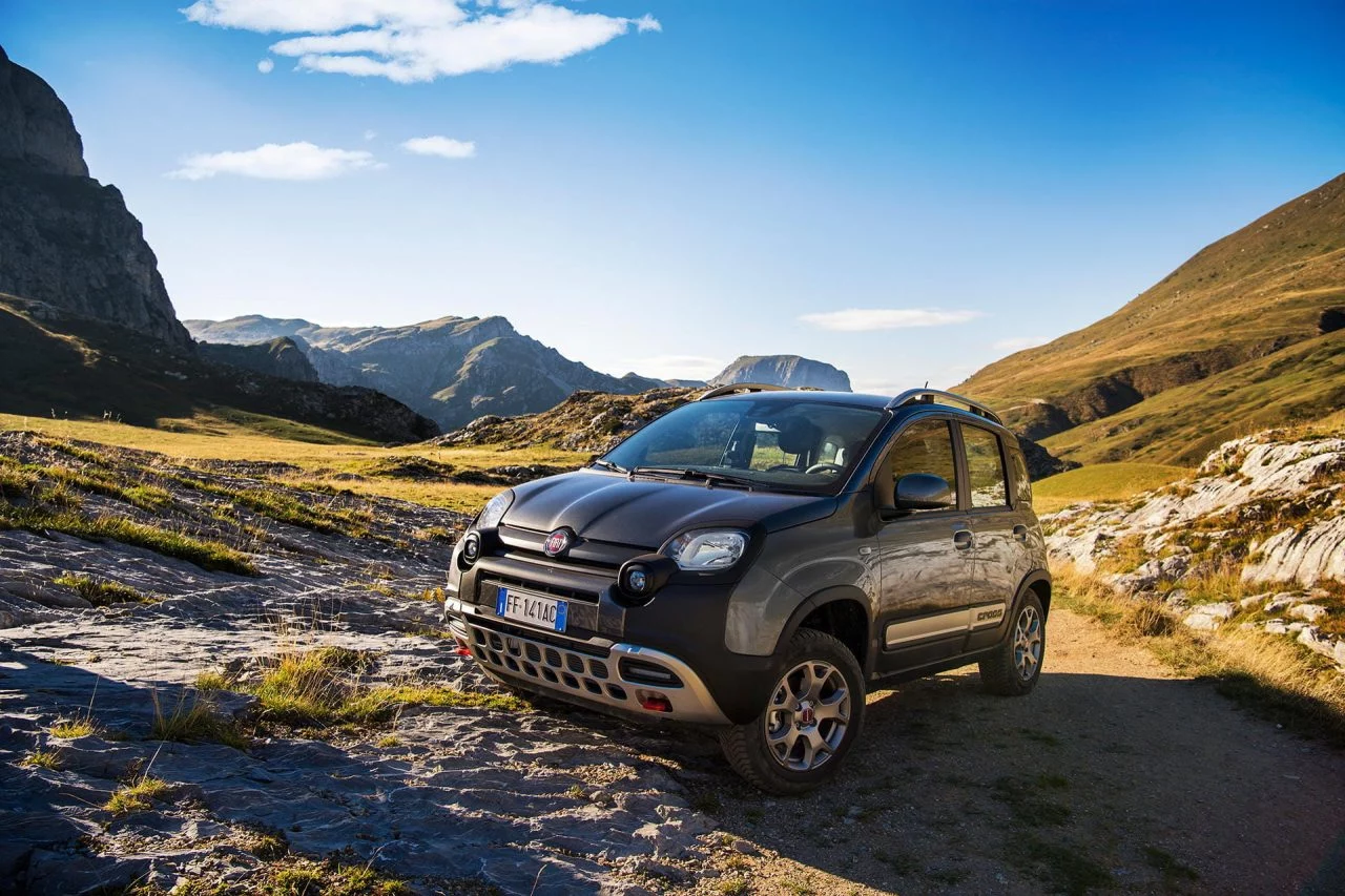 Fiat Panda mostrado en su hábitat natural, destacando su diseño funcional y compacto.