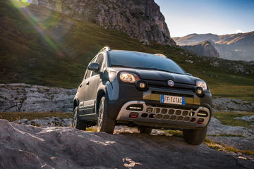 Vista dinámica del Fiat Panda en entorno montañoso, resaltando su aspecto aventurero.