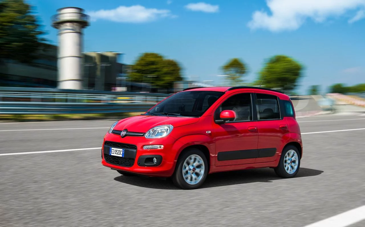 Vista angular delantera de un Fiat Panda rojo en movimiento.