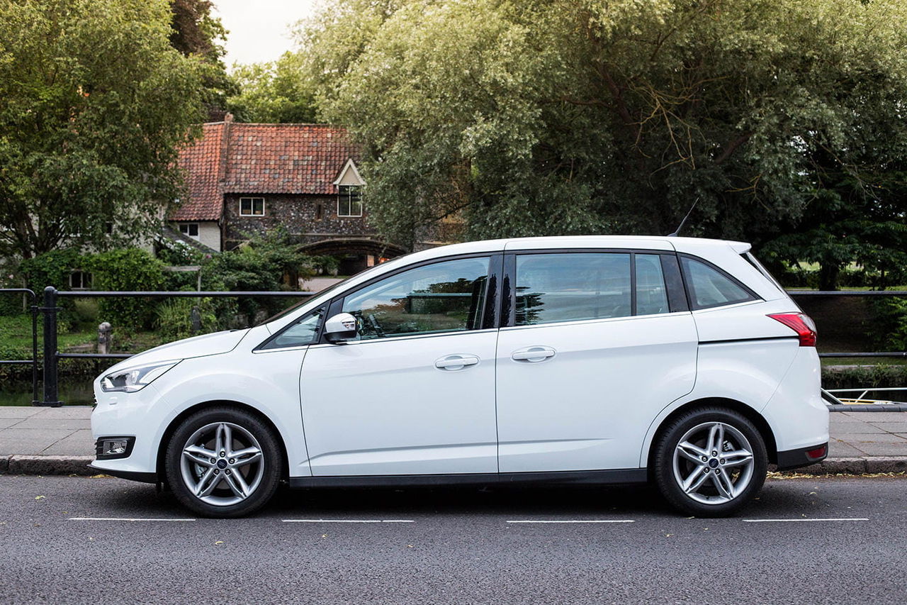 Vista lateral del Ford C-MAX, mostrando su diseño aerodinámico y líneas suaves.