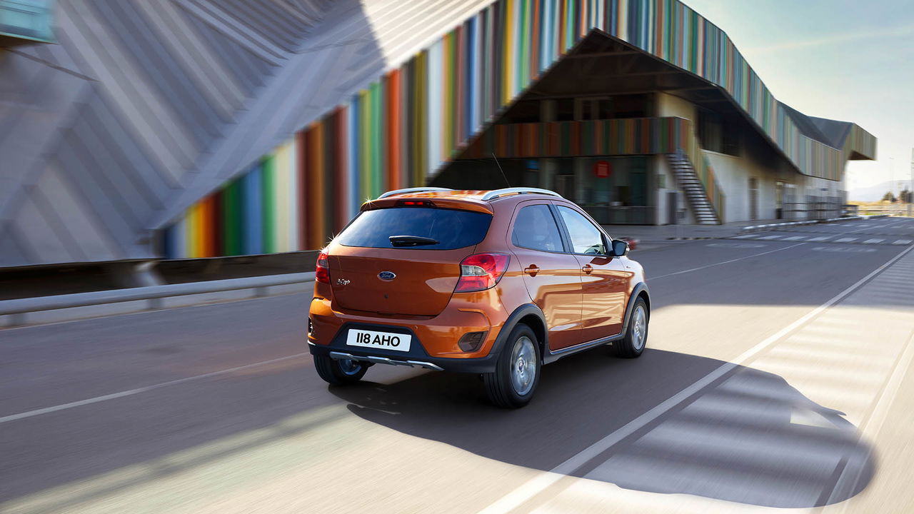 Vista trasera lateral del Ford Ka, mostrando su diseño compacto y dinámico.