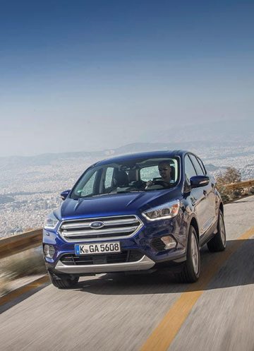 Vista dinámica del Ford Kuga destacando su elegante frontal y línea lateral.