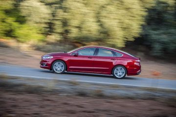 Ford Mondeo en movimiento mostrando su perfil lateral dinámico.