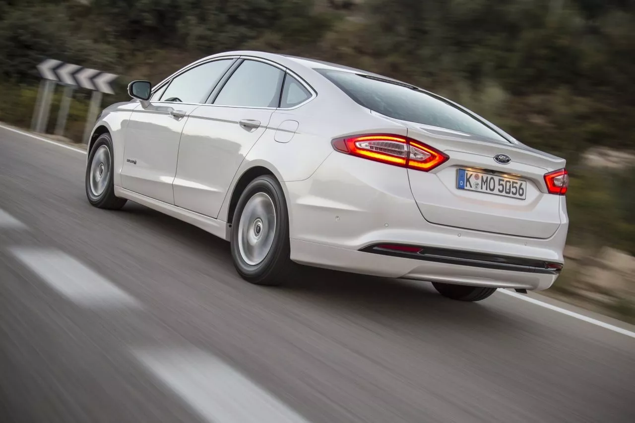 Vista en movimiento del Ford Mondeo destacando su diseño trasero y lateral.