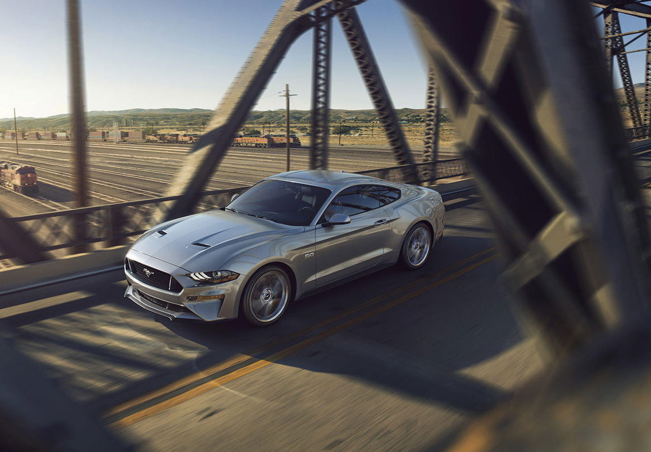 Vista lateral de un Ford Mustang con un diseño musculoso y líneas aerodinámicas.