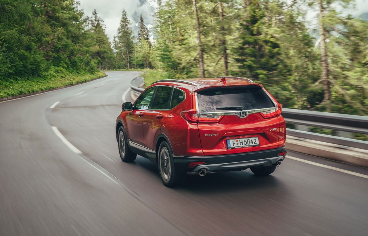 Vista dinámica del Honda CR-V destacando su diseño trasero y lateral