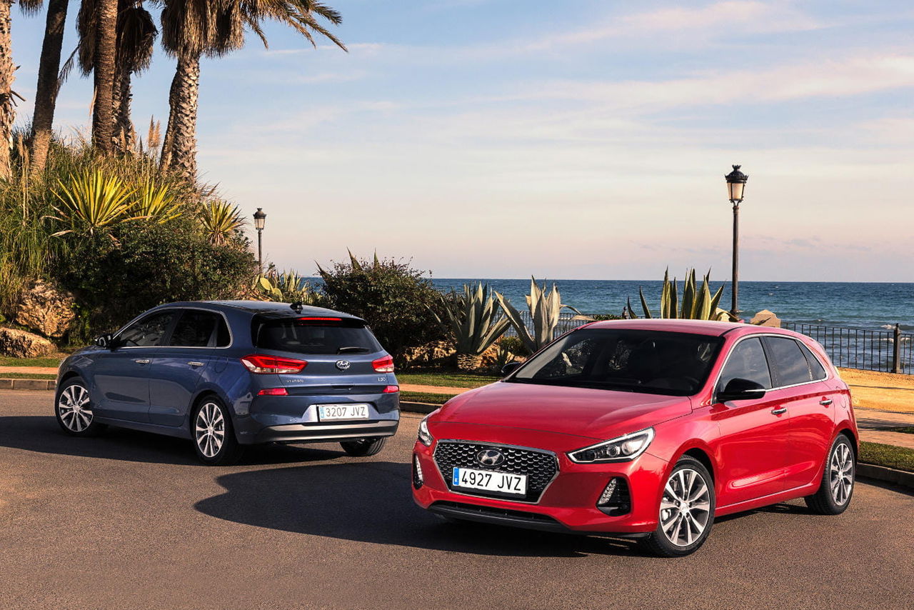 Vista frontal y lateral del Hyundai i30 en ambiente costero.