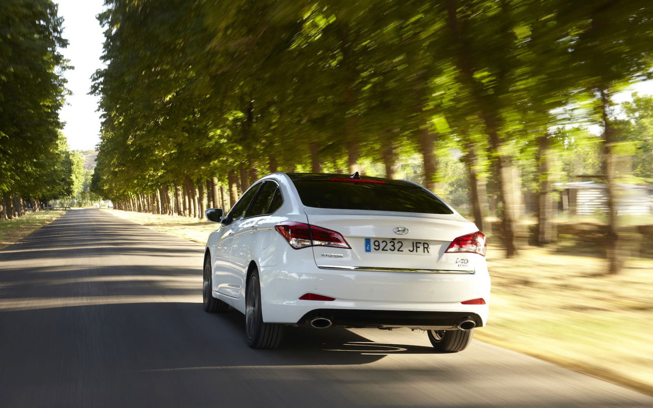 Vista dinámica del Hyundai i40 mostrando su línea trasera y lateral.