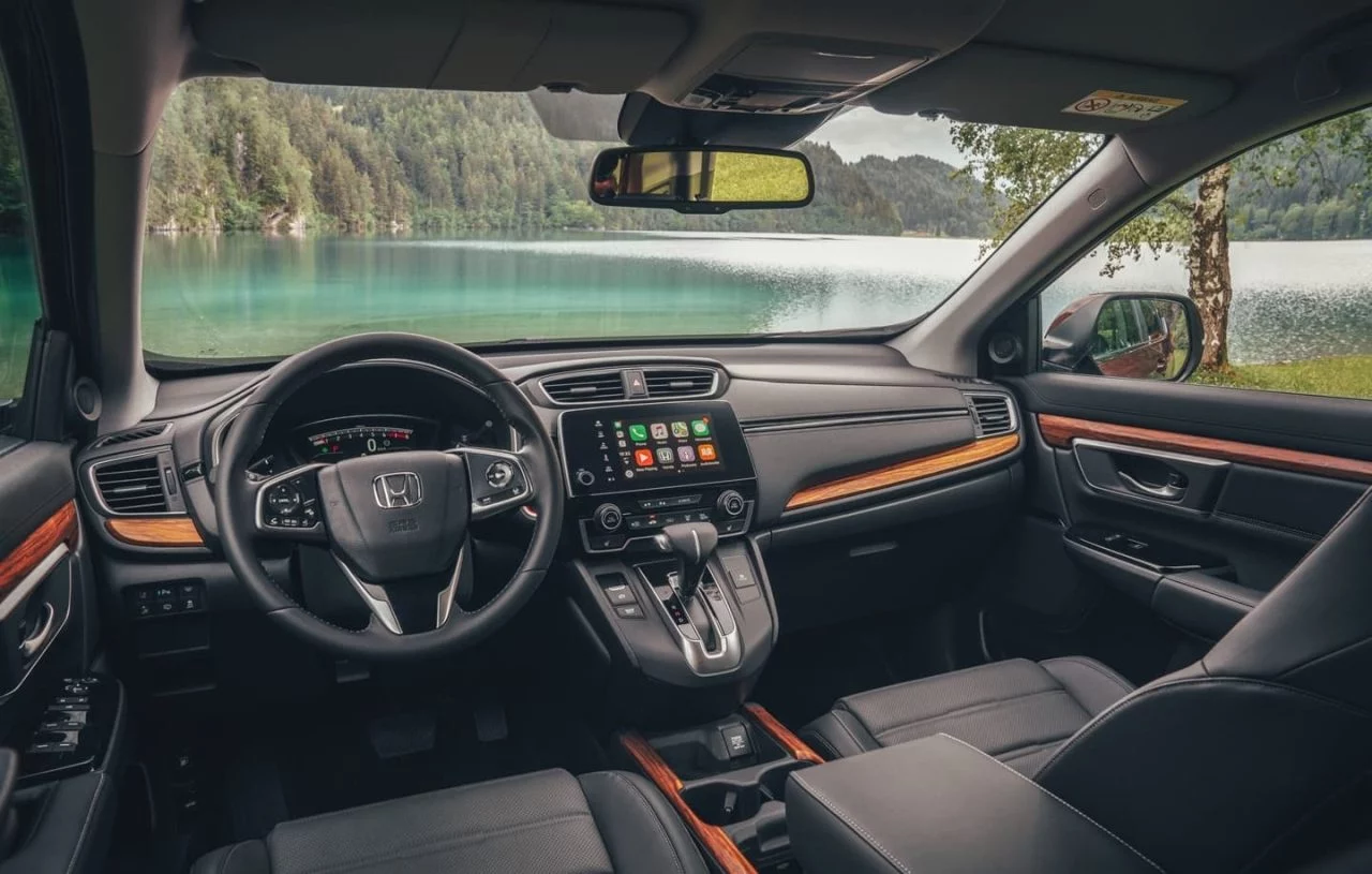 Vista del volante e instrumentación del Honda CR-V, enfoque en detalles y ergonomía.