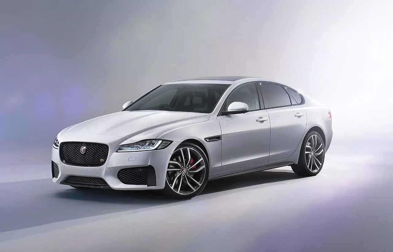 Perfil dinámico del Jaguar XF con diseño aerodinámico y rines destacados.