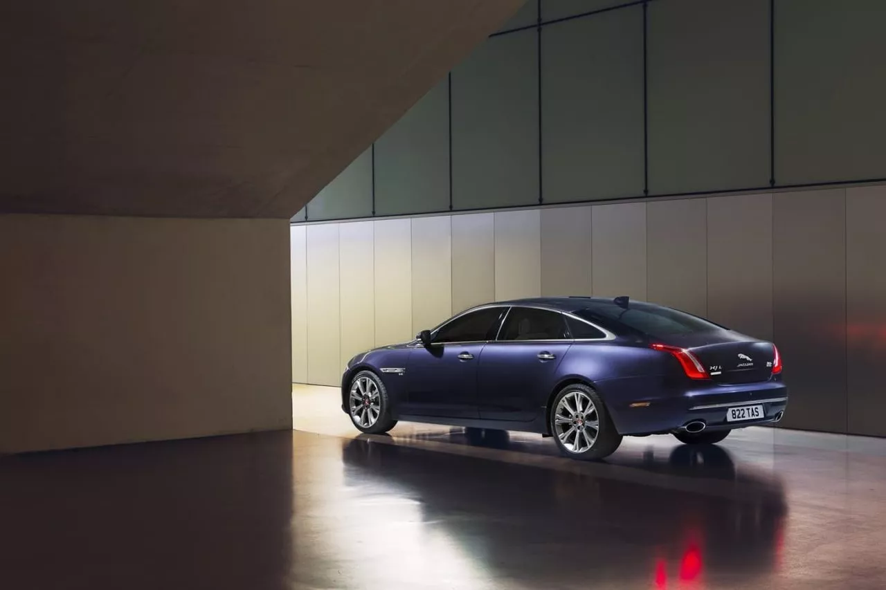 Perfil elegante del Jaguar XJ, mostrando su línea deportiva y acabados de lujo.