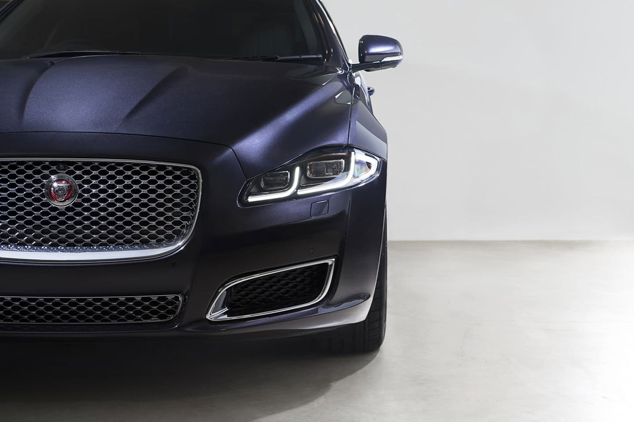 Vista frontal del Jaguar XJ destacando su parrilla y faros elegantes.