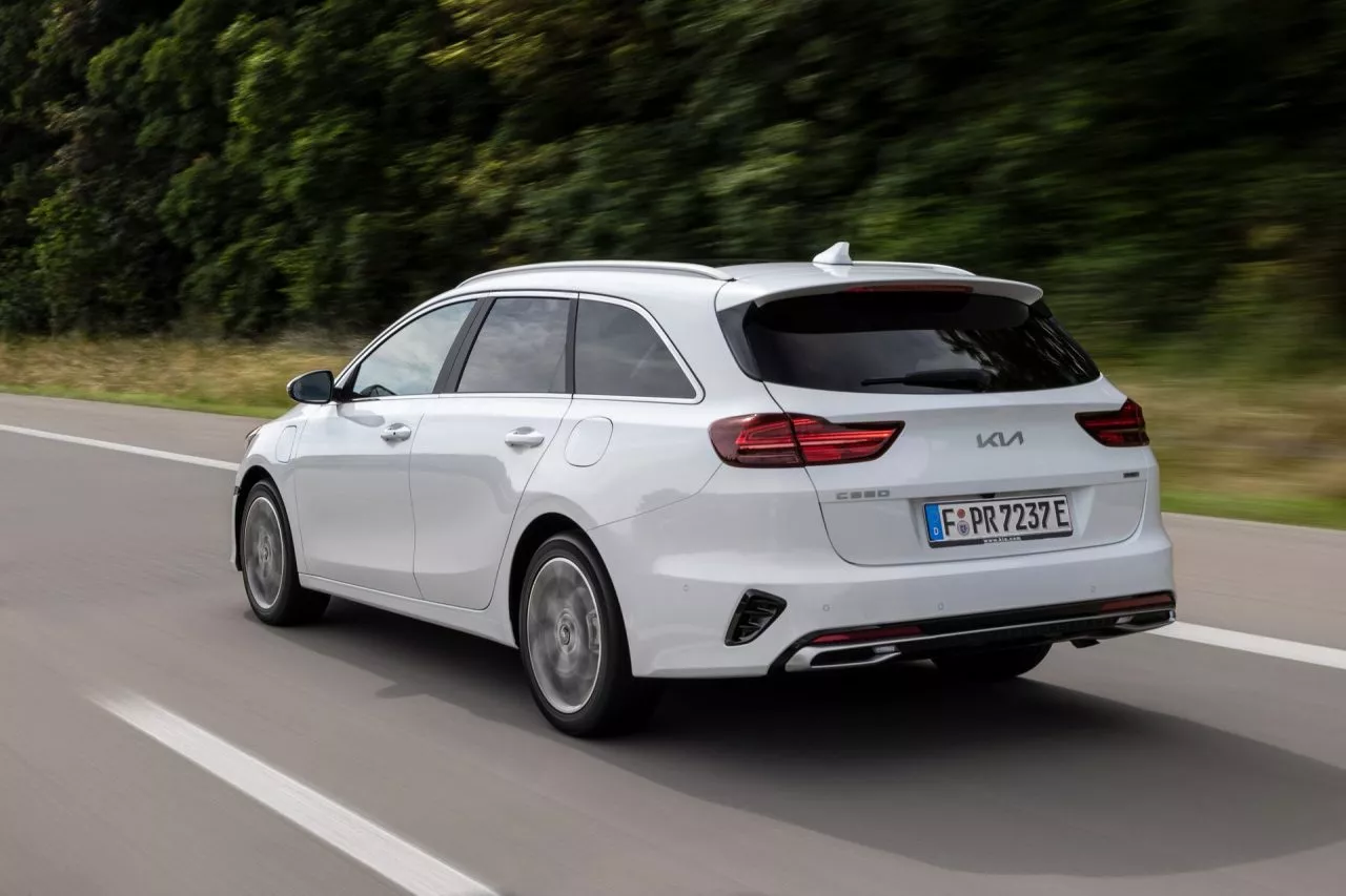 Kia Ceed en movimiento, vista trasera y lateral, destacando su diseño dinámico.