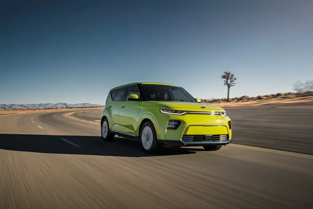 Vista dinámica del Kia e-Soul mostrando su frontal y perfil lateral en movimiento.