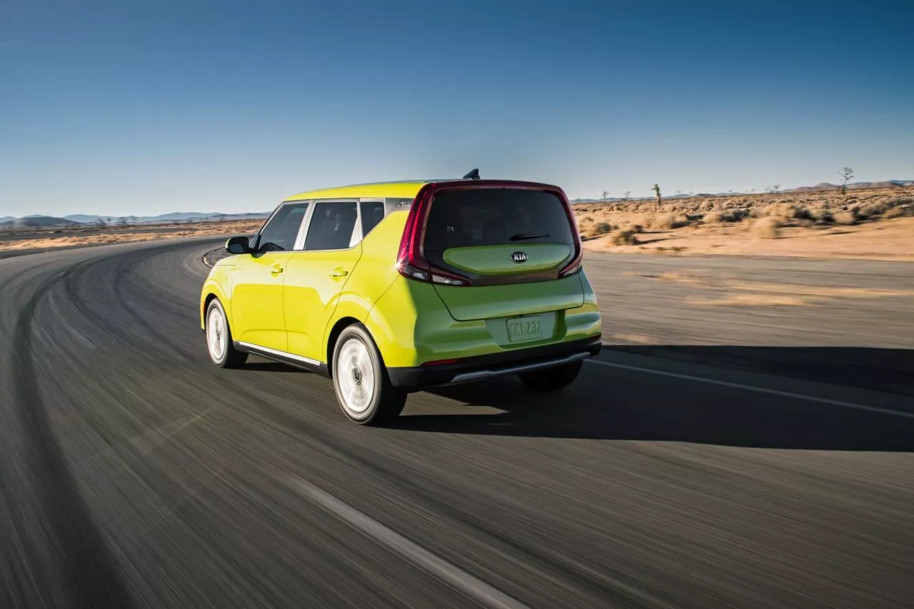 Vista dinámica del Kia e-Soul en carretera, destacando su diseño trasero y lateral.