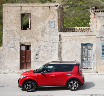 Perfil lateral del Kia e-Soul en color rojo mostrando su diseño urbano y compacto.