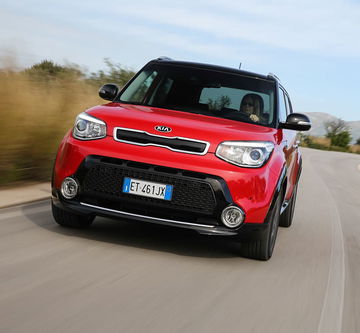 Vista dinámica frontal del Kia e-Soul en movimiento, destacando su diseño vanguardista.