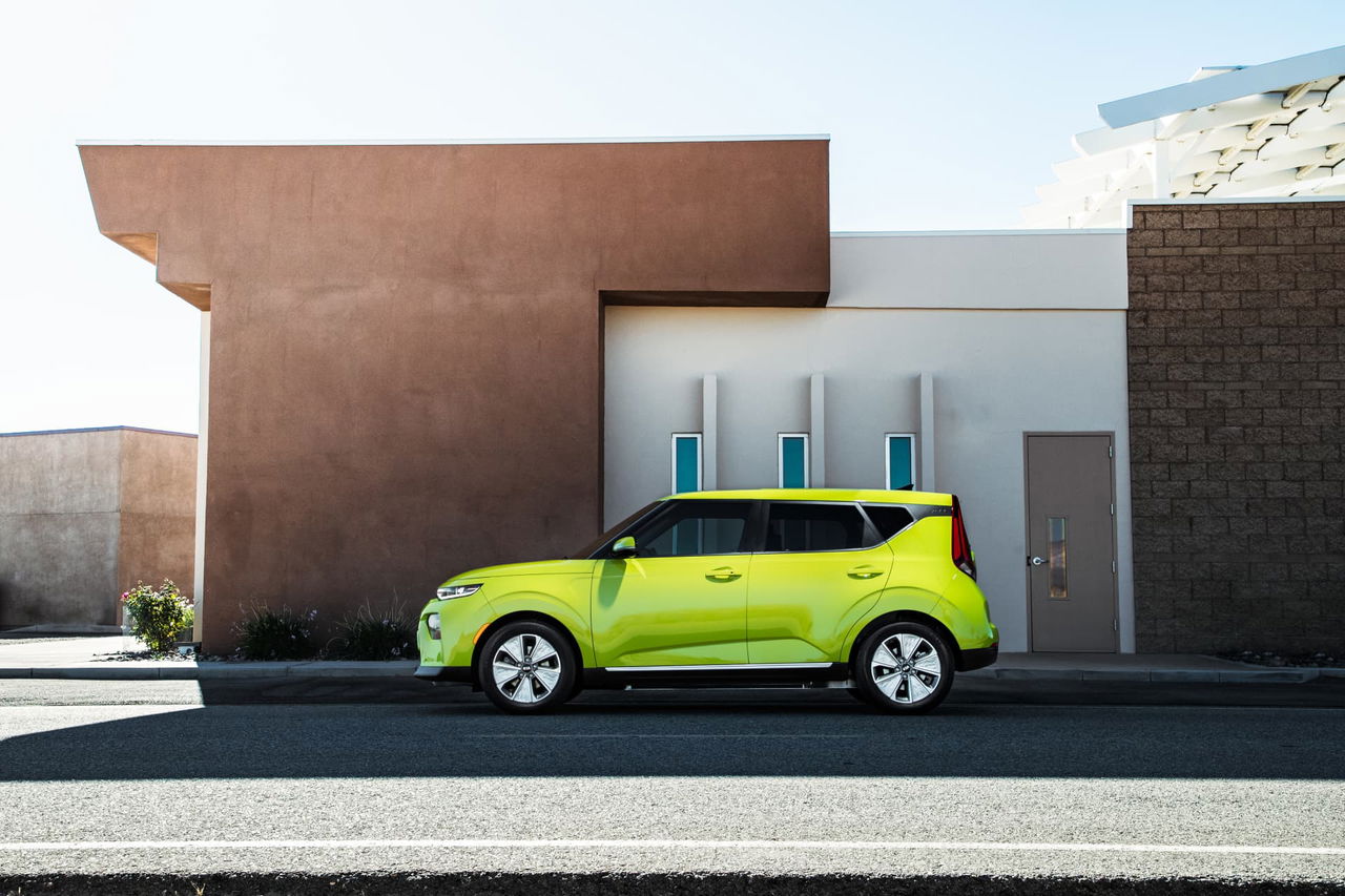 Vista lateral del Kia e-Soul destacando su línea aerodinámica y diseño característico.