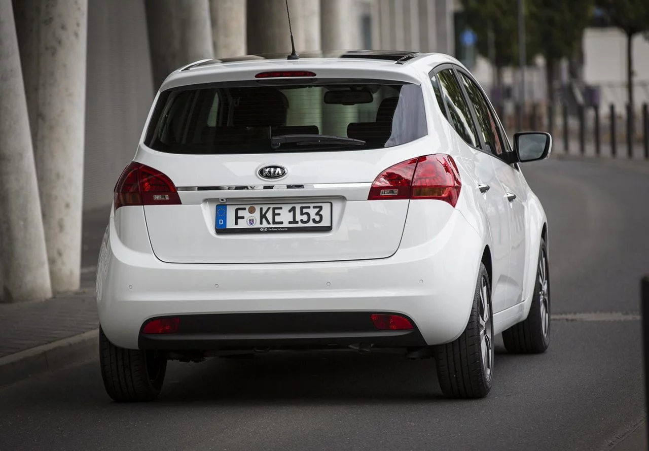 Vista trasera del Kia Venga que muestra su diseño compacto y moderno.