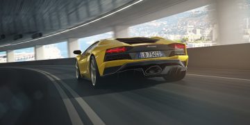 Vista dinámica del Lamborghini Aventador en amarillo destacando su silueta.