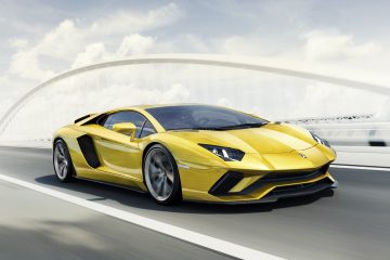 Vista dinámica del Lamborghini Aventador destacando su diseño agresivo y color llamativo.