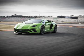 Lamborghini Aventador en un dinámico desplazamiento lateral.