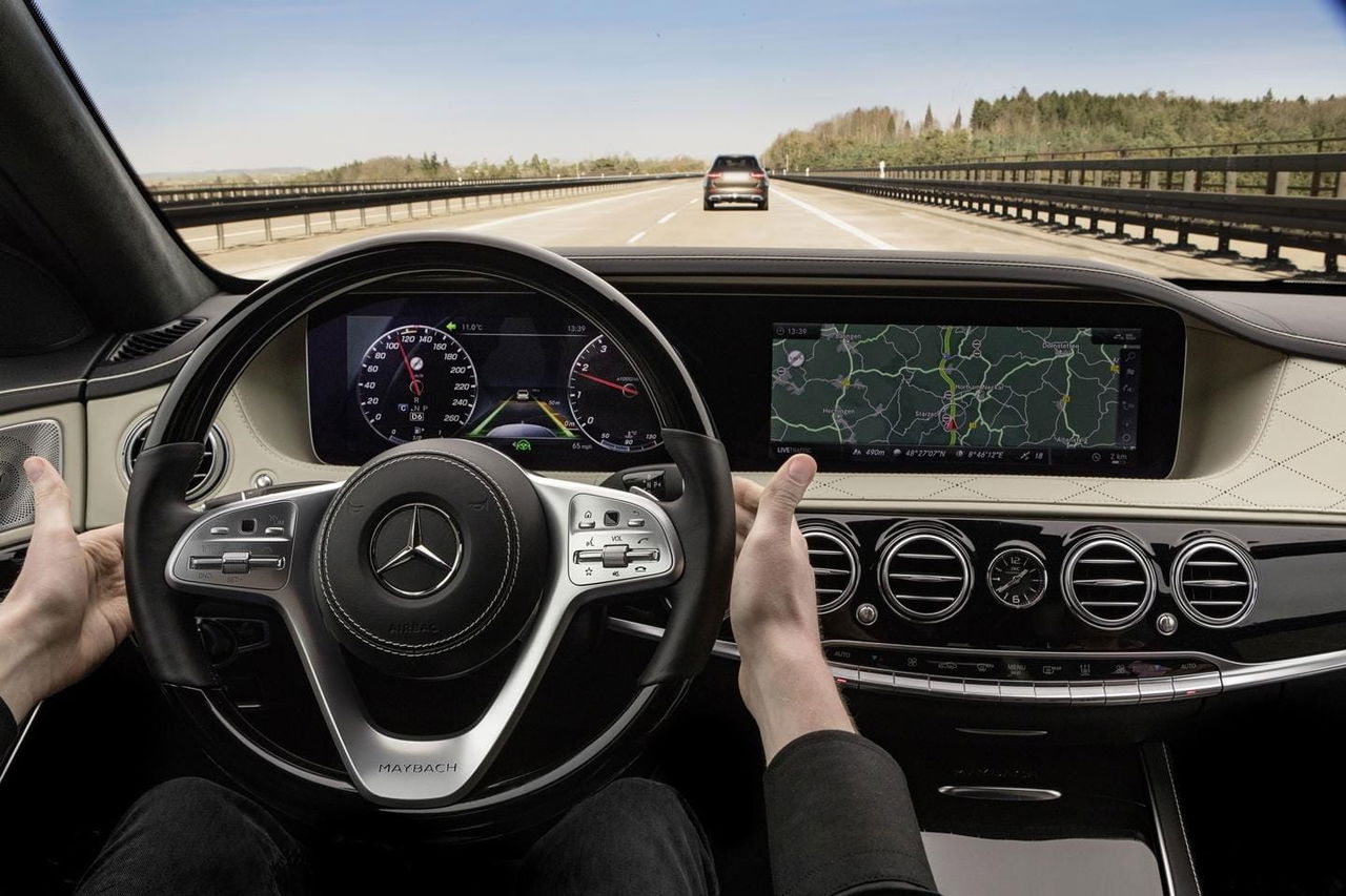 Vista centrada en el volante y el cuadro de instrumentos del Mercedes Clase S.