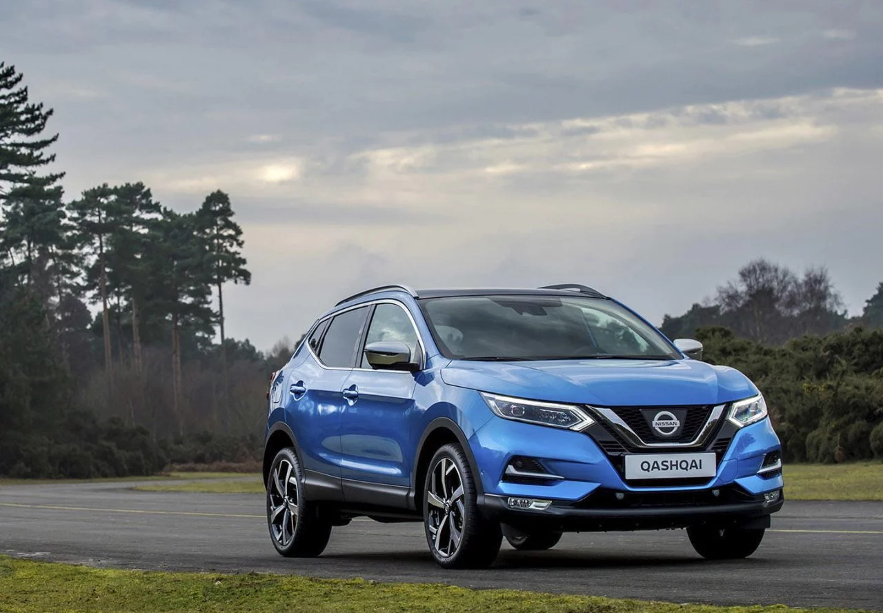 Vista dinámica del Nissan Qashqai destacando su diseño frontal y lateral