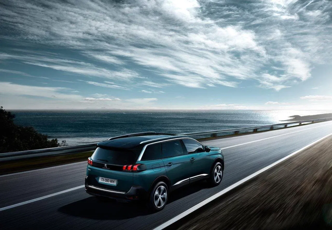 Vista trasera y lateral del Peugeot 5008 potenciando su diseño dinámico y elegante.