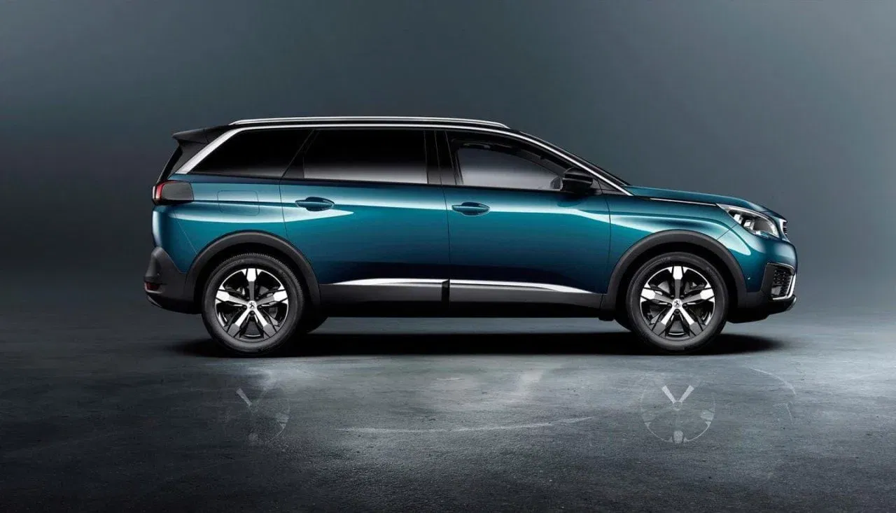 Vista dinámica del Peugeot 5008, realzando su diseño lateral.