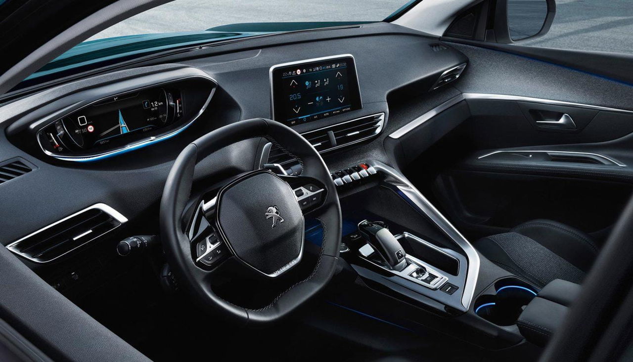 Vista del volante e instrumentación del Peugeot 5008, mostrando su ergonomía y estilo.