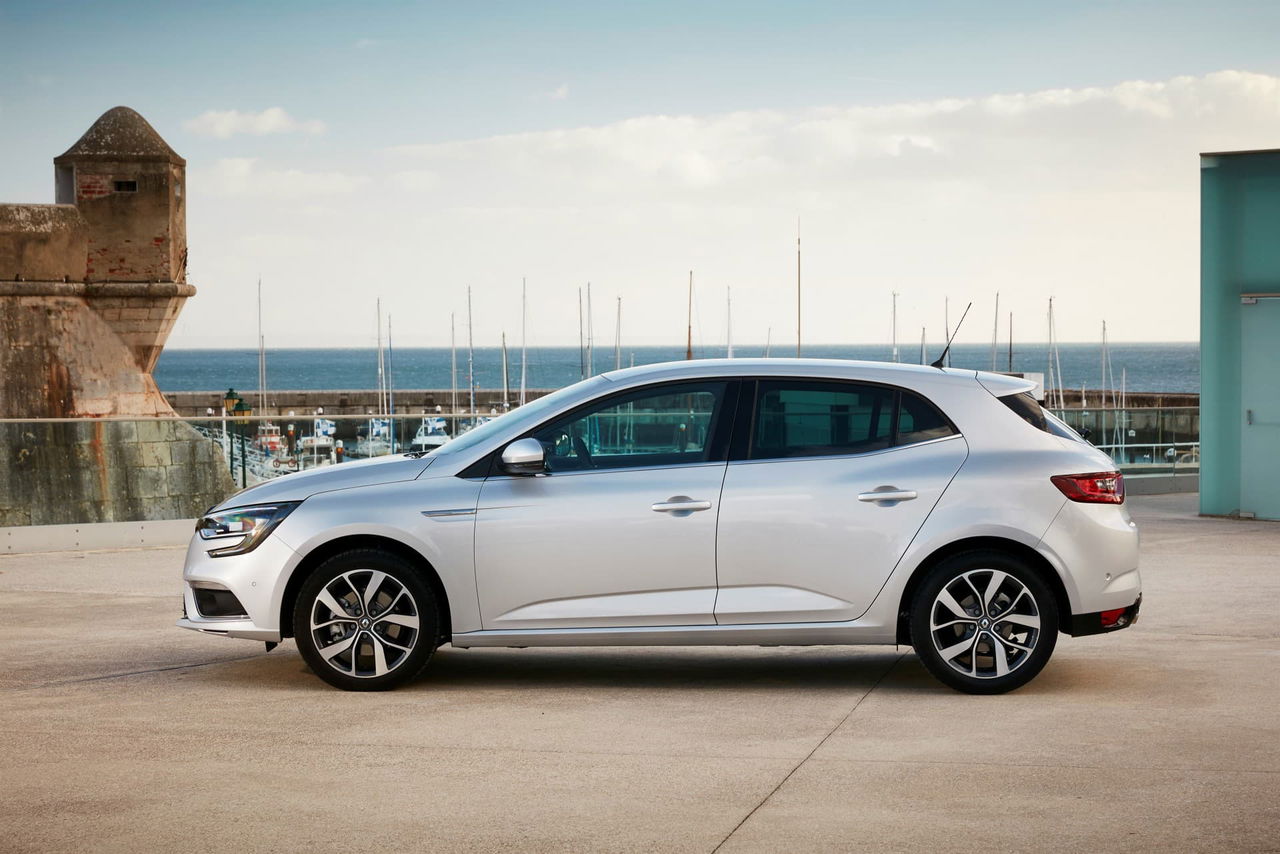 Vista lateral del Renault Mégane, destacando su diseño aerodinámico