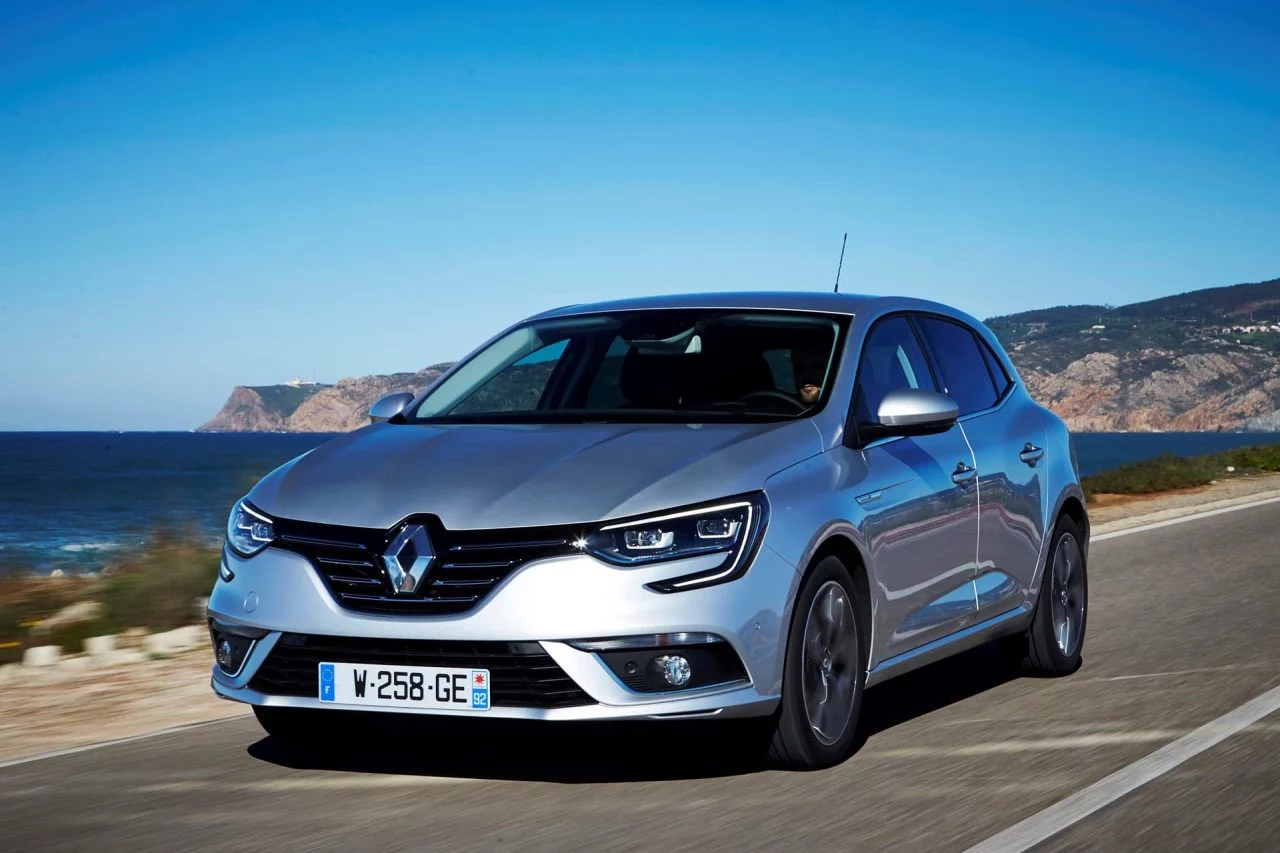 Vista dinámica del Renault Mégane mostrando su frontal y perfil.