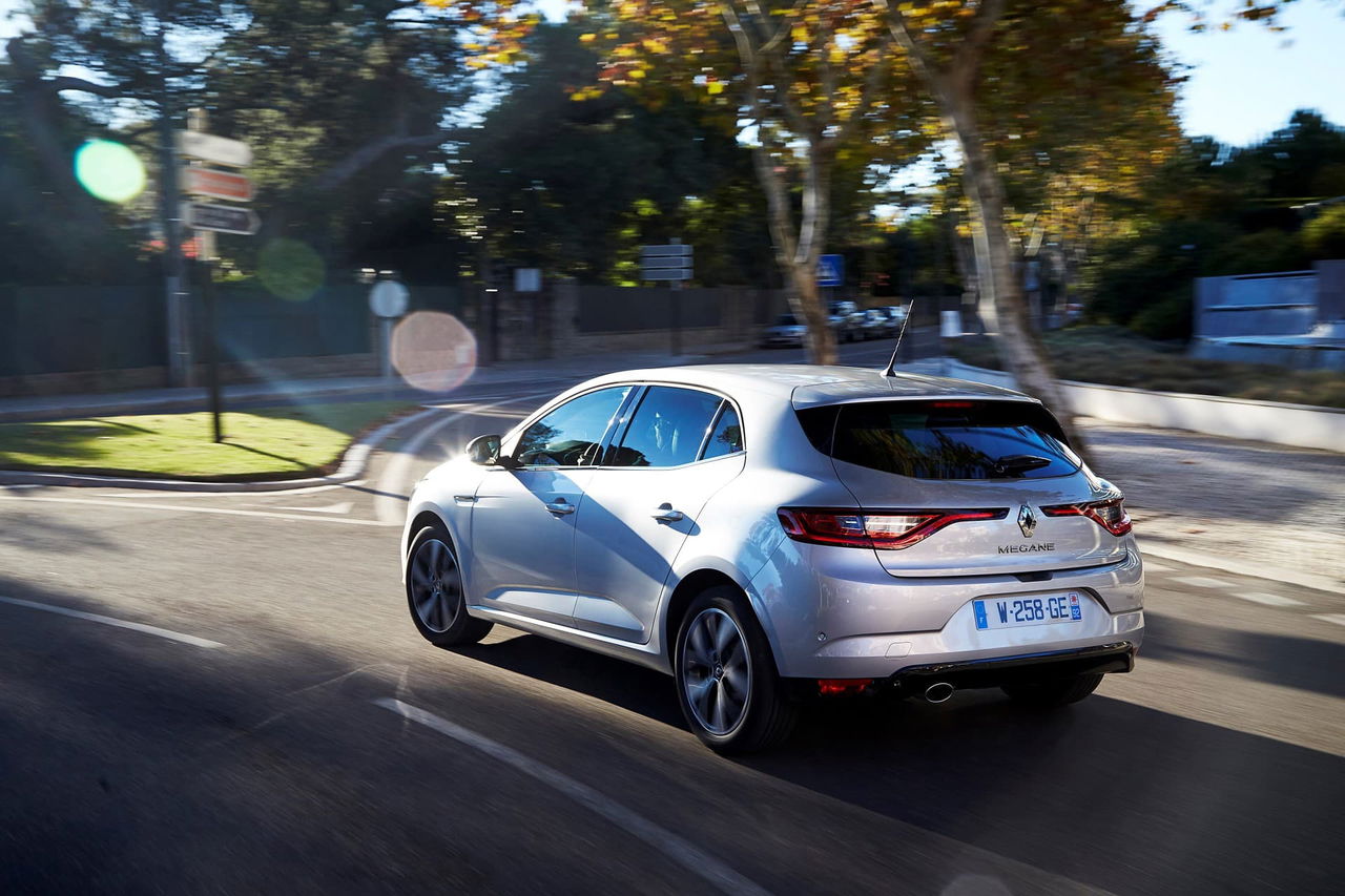 Vista dinámica del Renault Mégane destacando su diseño trasero y lateral.