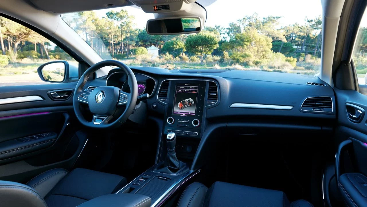 Vista del habitáculo que muestra el volante y consola central del Renault Mégane