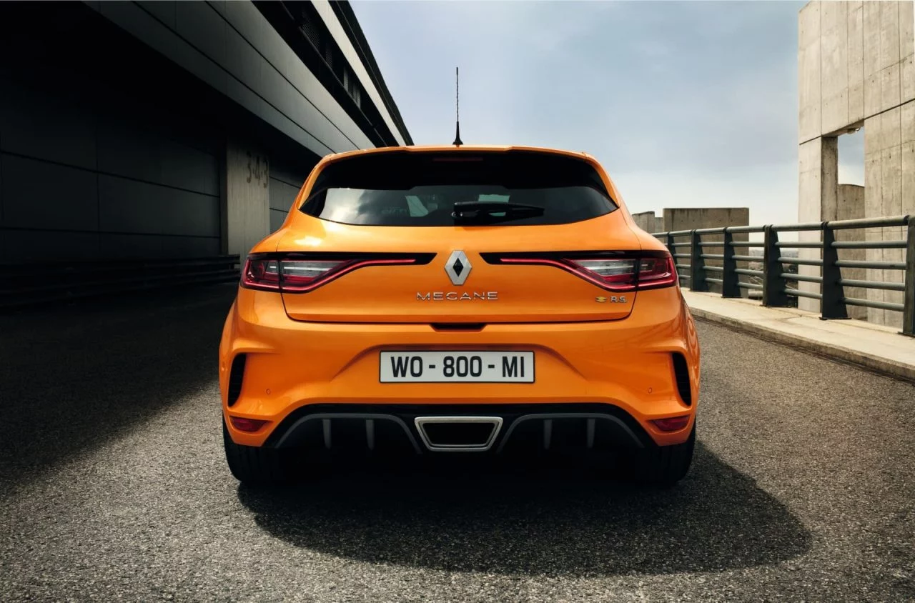 Vista trasera del Renault Mégane destacando su diseño y faros.